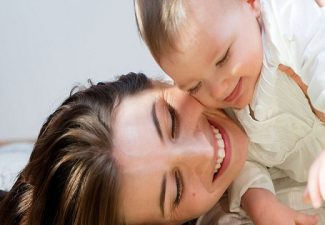 Bambino che rifiuta le coccole