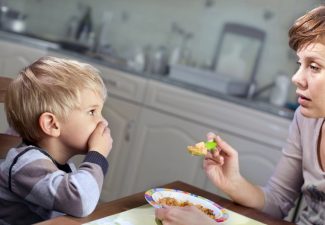 bambino mangia poco