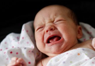 neonato piange sempre